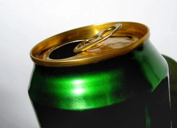 10 doze din aluminiu pe an, de persoană, se aruncă în fiecare an, la nivel mondial