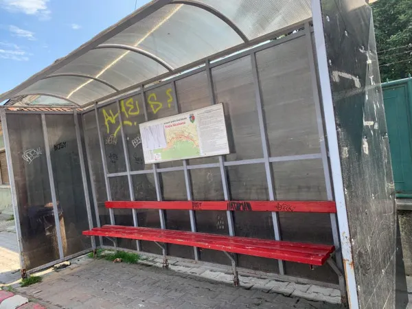 Primăria Săcele, sancționată de „Protecția Consumatorului” cu 40.000 de lei, pentru că nu a adaptat stațiile de călători  Amenda a fost contestată în instanță