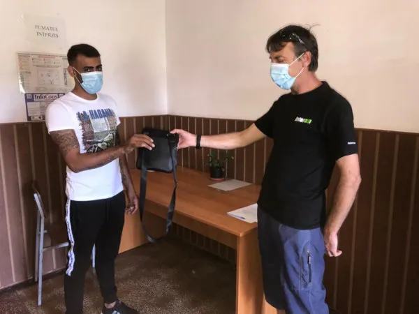 Ce ai face dacă ai găsi pe jos 2.100 de euro? „Norocosul” și... mult mai norocosul din Zărnești