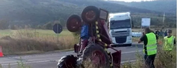 Un tractorist beat şi-a înfipt tractorul perpendicular în şosea