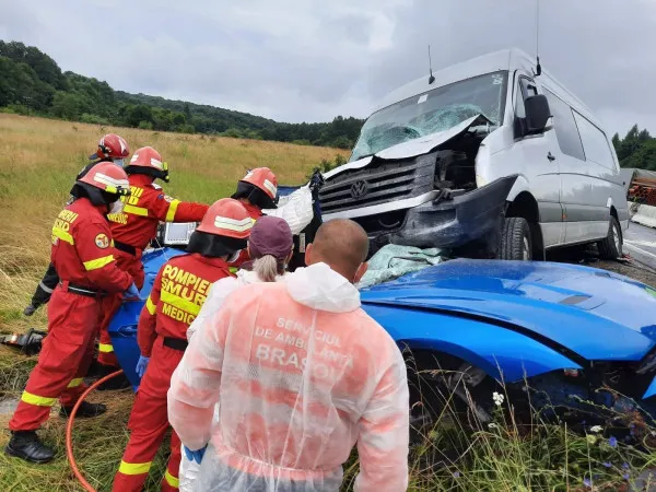 Ultimul drum... către moarte. Maşina unui tânăr de 25 de ani, impact violent pe DN1: nici roţi, nici tavan n-a mai rămas din ea