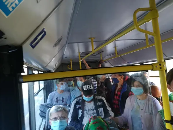 Călătorii fără mască, atenţionaţi „respectuos” să îşi pună masca  