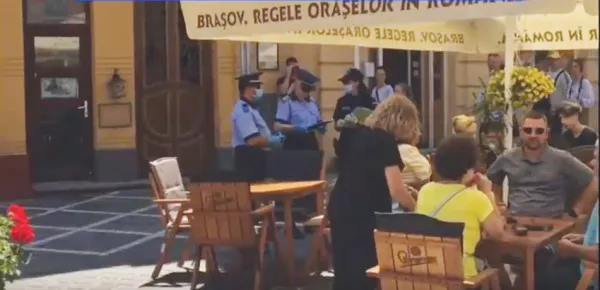 Scandal în centrul Braşovului: O clientă de la o terasă a tuşit către poliţiştii locali şi le-a spus că este infectată cu COVID
