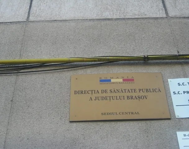 Lucrează non-stop din martie. La DSP Braşov sună telefonul şi de 1.000 de ori pe săptămână