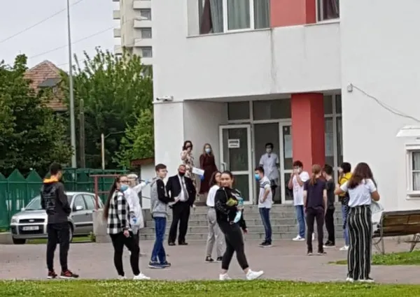 Șaguna și Meșotă și-au împărțit frățește absolvenții de 10.  Brașovul a mai admis în liceu o medie de 10, elev  din Mureș, avem în total 12 „excelențe”