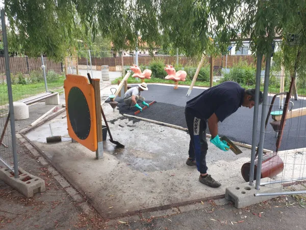 Constructorul care amenaja două locuri de joacă în oraş, pus să refacă lucrările de Primăria Râşnov 