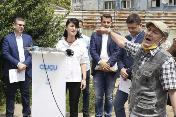 „Măreşte-mi pensia! Eu te omor cu mâna mea!”