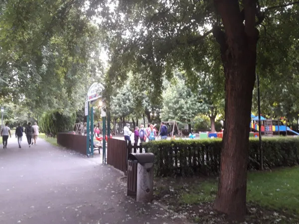 În parcurile teoretic închise, copiii se joacă în voie. Cum reacţionează părinţii când le spune Poliţia să părăsească zona