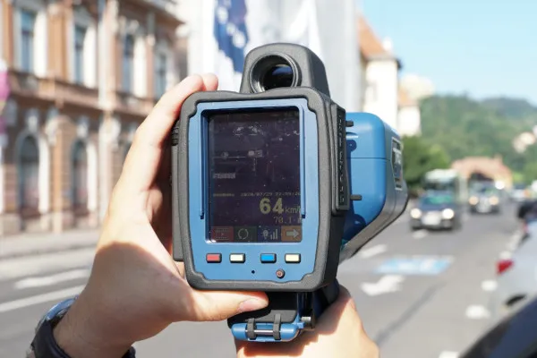 Vitezomanii de pe străzile Braşovului, urmăriţi cu cel mai modern pistol-pistol radar din România