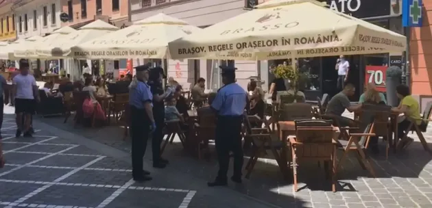 Femeia care a „înjurat” cu un strănut are 52 de ani, iar Poliţia aşteaptă acum să vadă dacă are Covid sau nu