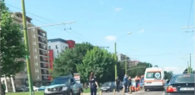 Accident cu un motociclist „împiedicat” şi o maşină în plus în decor