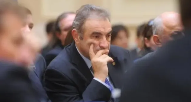 Ia cel mai mare salariu de la stat şi două pensii