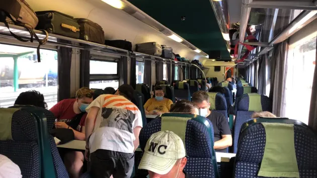 De ce nu se respectă distanţarea socială în trenurile CFR?