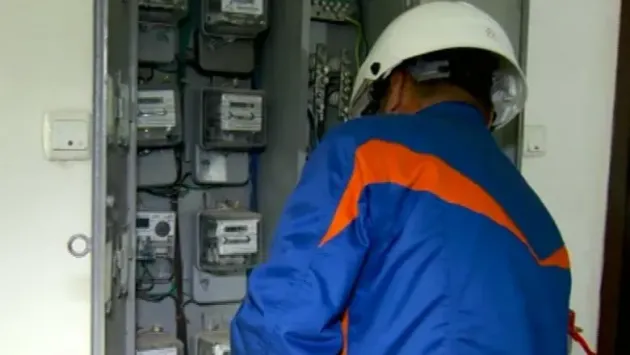 Energia electrică se ieftineşte cu aproape 2%