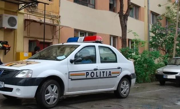 Şi-a bătut soţia şi a distrus două uşi din casă. A ajuns în arest