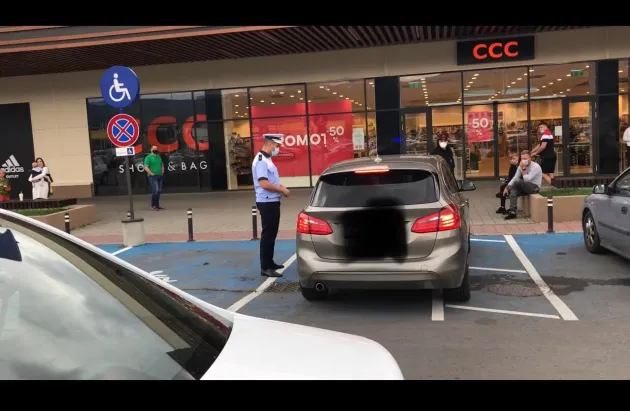 54 de șoferi au primit deja amenda minimă de 2.000 de lei pentru parcarea „cu handicap”. Controalele au început la Brașov din prima zi a modificării legii