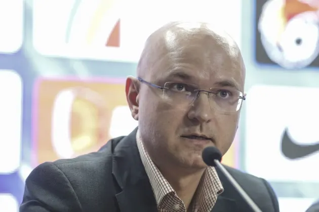 Reprezentantul celor care dau bani ligii nu ia în calcul „îngheţarea” campionatului