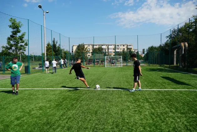 „La olteni”. Cartierul Craiter din Brașov are un nou teren de fotbal, cu gazon sintetic. Brașovenii din zonă au la dispoziție și un coș de baschet și un teren de tenis cu piciorul