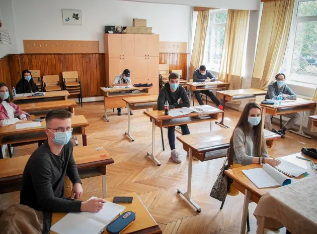Sondaj al Federaţiei Naţionale a Părinţilor: 80% nu cred în eficienţa şcolii online
