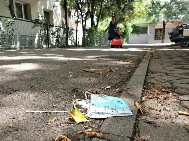 S-a promulgat legea: cine ia 30 de măşti gratuite pe lună