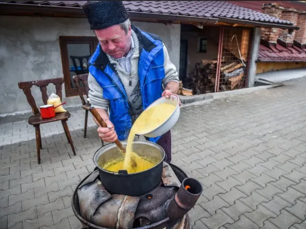 Mămăliga sau pâinea?