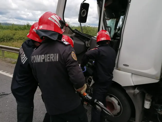 Tir, în tir, pe DN1: Un tânăr de 22 de ani, scos cu picioarele zdrobite din cabină