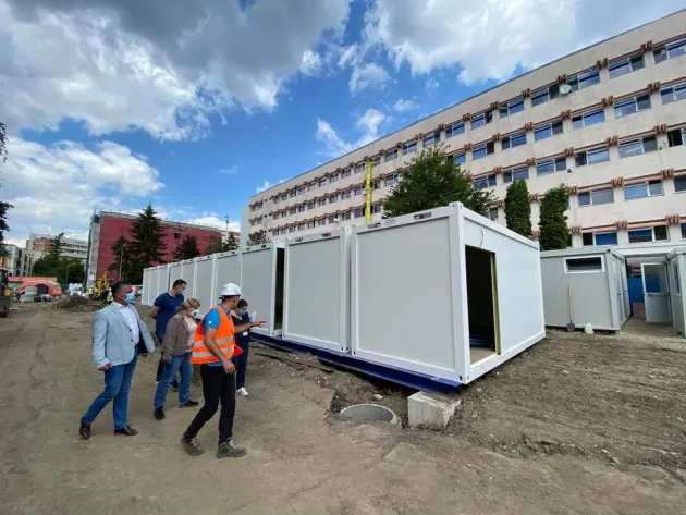 De urgenţă pentru urgenţă. Spitalul cazurilor grave Covid-19 a început să fie montat în curtea Judeţeanului