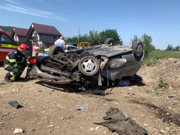 Accident grav la Codlea: O tânără șoferiță a scăpat cu viață după impactul cu o locomotivă
