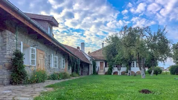 Tot mai multe case săseşti din Viscri sau Cincşor sunt transformate în case de oaspeţi pentru turiştii care vor să experimenteze viaţa la sat