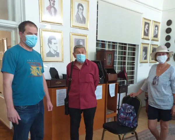 Mitică Popescu, turist în Braşov. A fost marea surpriză a celor de la Casa Mureşenilor, unde maestrul a venit şi pentru că aici a locuit şi buna sa prietenă Stela Popescu