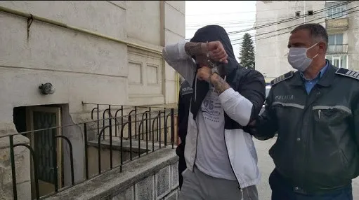 Nervos, şi-a bătut partenera şi i-a distrus telefonul. Prima pedeapsă: a fost puşcăriaş o noapte