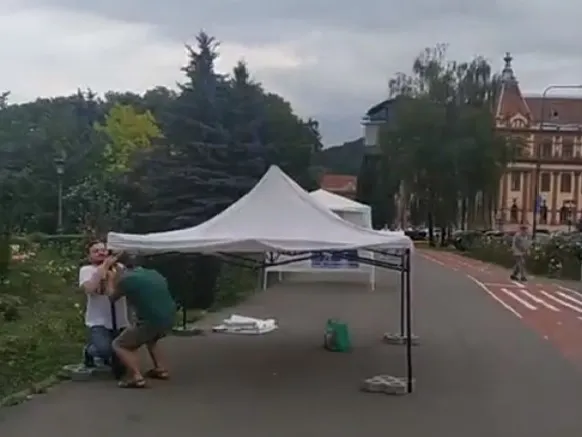 Două partide au fost sancţionate de Poliţia Locală Braşov pentru că nu şi-au demontat corturile electorale la timp