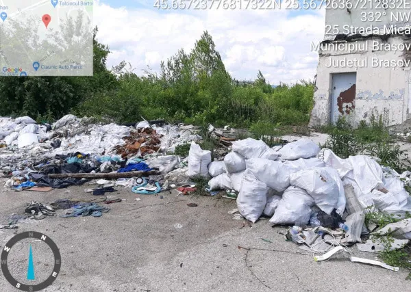 Șase terenuri private din Brașov, transformate în „gropi de gunoi”. Polițiștii locali au reușit cu greu să găsească unul dintre proprietari 