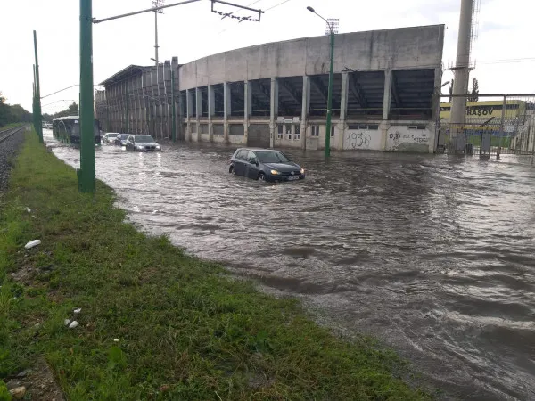 Din nou inundaţie la Stadionul Tineretului. A fost potopul de versanţi