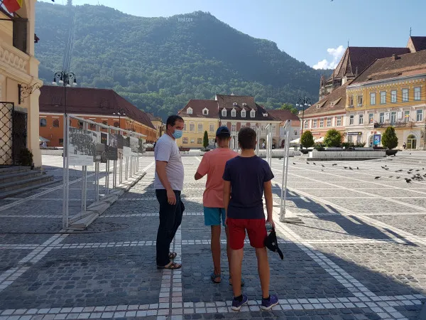 Doi copii, la pas prin Braşov