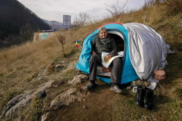 Nea Costică, petrecere cu poliţiştii. La un suc, din prima pensie 