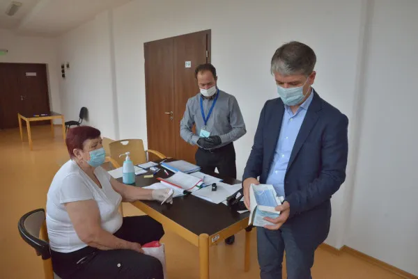30 de măşti x 6.045 de persoane. Unde suni să vezi dacă le primeşti