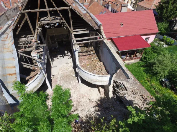 1924, stil maur, cu singura baie rituală păstrată în Braşov. Sinagoga de pe strada Castelului ar putea deveni obiectiv turistic