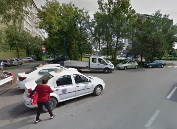 Taxi-ul în parcare, clientul la uşă... taximetristul la cumpărături. Se întâmplă des, Poliţia spune că nu are ce le face şi a cerut amenzi
