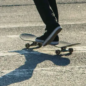 Accidentat când traversa strada pe skateboard