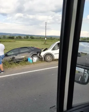 Doi scoşi din trafic pe DN13, din păcate şi cu un om rănit