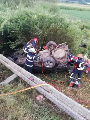 Două accidente între Buneşti şi Rupea: Maşini răsturnate cu oameni captivi în ea