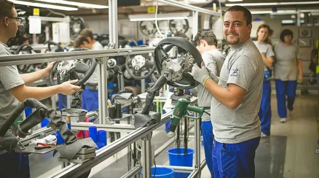 Autoliv angajează 120 de muncitori la fabrica din Braşov. Nu caută oameni cu prea multă şcoală