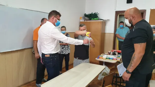 Râşnovul ia în calcul „scenariul verde”: nici un elev în faţa tabletei
