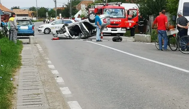O şoferiţă a intrat într-un cap de pod şi s-a răsturnat pe plafon
