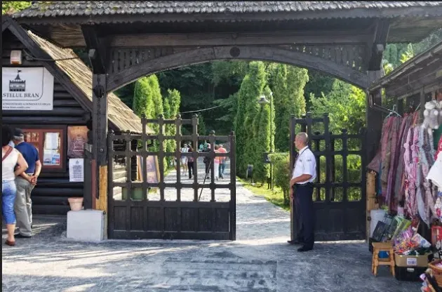 La Bran, pui masca dacă te apropii de târg, biserică, castel