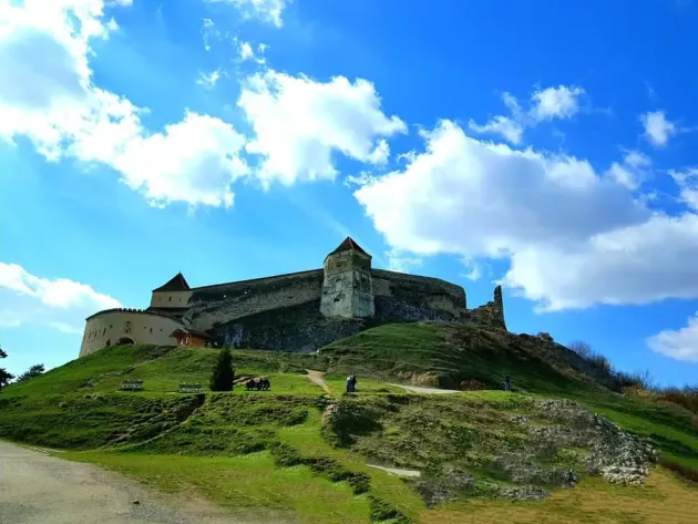 Cu mască la Cetatea Râşnov