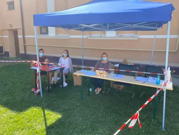 Primăria Prejmer a început să împartă tablete celor 1.154 de elevi din comună