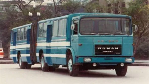 În faţă camion de la Braşov, în spate autobuz din China