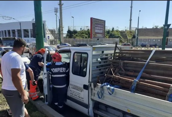 Noroc chior pe Stadionului: A tăiat „contrasensul” şi a oprit în stâlp